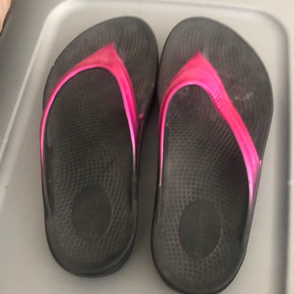 OOFOS SZ W 7 pink in color gently worn never got broke in
